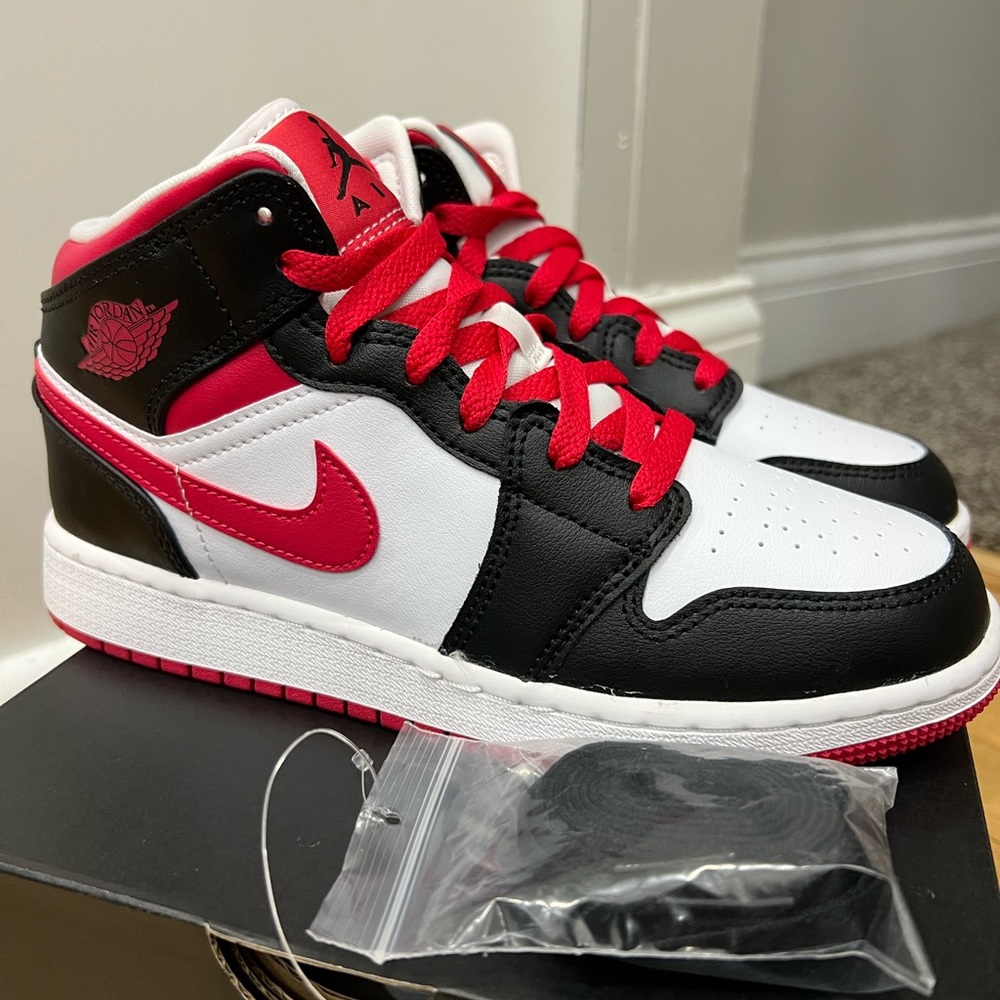 Nike Air Jordan 1 retro Mid red white black shoes